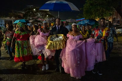 Los padrinos del Niño Dios Negro participan de la procesión del nacimiento en Quinamayó.