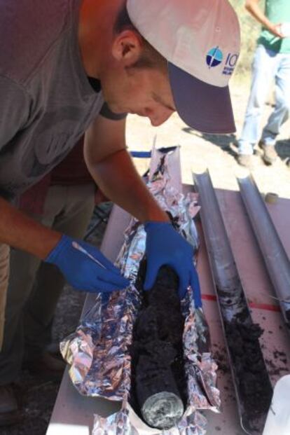 El microbiólogo Matt Schrenk toma muestras de rocas extraídas en una perforación cerca de un lago en California. 