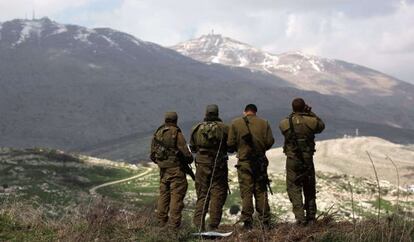 Soldados israel&iacute;es patrullan la frontera con Siria en los Altos del Gol&aacute;n. 