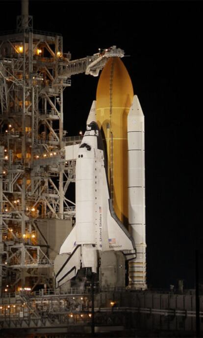 El transbordador espacial, listo hoy para su lanzamiento en el Centro Espacial Kennedy. La nubosidad ha obligado finalmente a reprogramar su despegue para mañana.