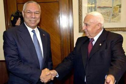 Colin Powell es recibido por el primer ministro israelí, Ariel Sharon.