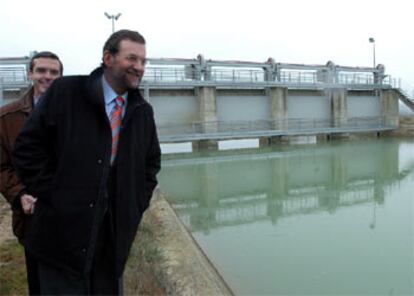 El candidato popular, hoy en una visita al canal de los Monegros, en Huesca.