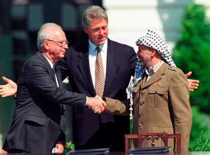 Rabin y  Arafat se estrechan la mano en presencia de Clinton, el 13 de septiembre de 1993 en la Casa Blanca, durante los llamados 'Acuerdos de Oslo'.