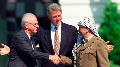 Rabin y  Arafat se estrechan la mano en presencia de Clinton, el 13 de septiembre de 1993 en la Casa Blanca, durante los llamados 'Acuerdos de Oslo'.