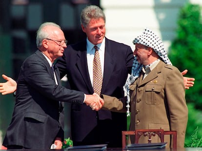 Rabin y  Arafat se estrechan la mano en presencia de Clinton, el 13 de septiembre de 1993 en la Casa Blanca, durante los llamados 'Acuerdos de Oslo'.