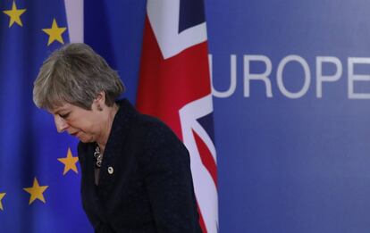 La primera ministra británica, Theresa May, abandona la sala de rueda de prensa en la Cumbre Europea de Bruselas, este viernes. Los 27 socios de la Unión Europea (UE) cerraron un acuerdo este jueves sobre la prórroga del Brexit, en el cual aceptan retrasar la salida del Reino Unido de la UE, prevista para el 29 de marzo, durante casi dos meses (hasta el 22 de mayo), pero solo si el Parlamento británico aprueba los términos del acuerdo de salida de la UE.