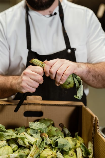 El cocinero Pedro Aguilera, del restaurante Mesón Andaluz, de Cádiz, pelando alcachofas.