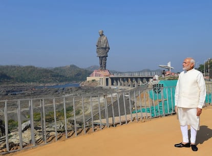 O primeiro-ministro indiano, Narendra Modi, posa próximo da 'Estátua da Unidade', em Gujarat (Índia).