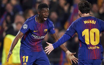Messi acude a felicitar a Dembélé tras su gol.