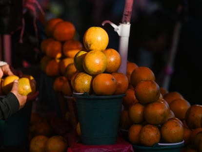 Un puesto que ofrece naranjas, uno de los productos más afectados por la inflación.