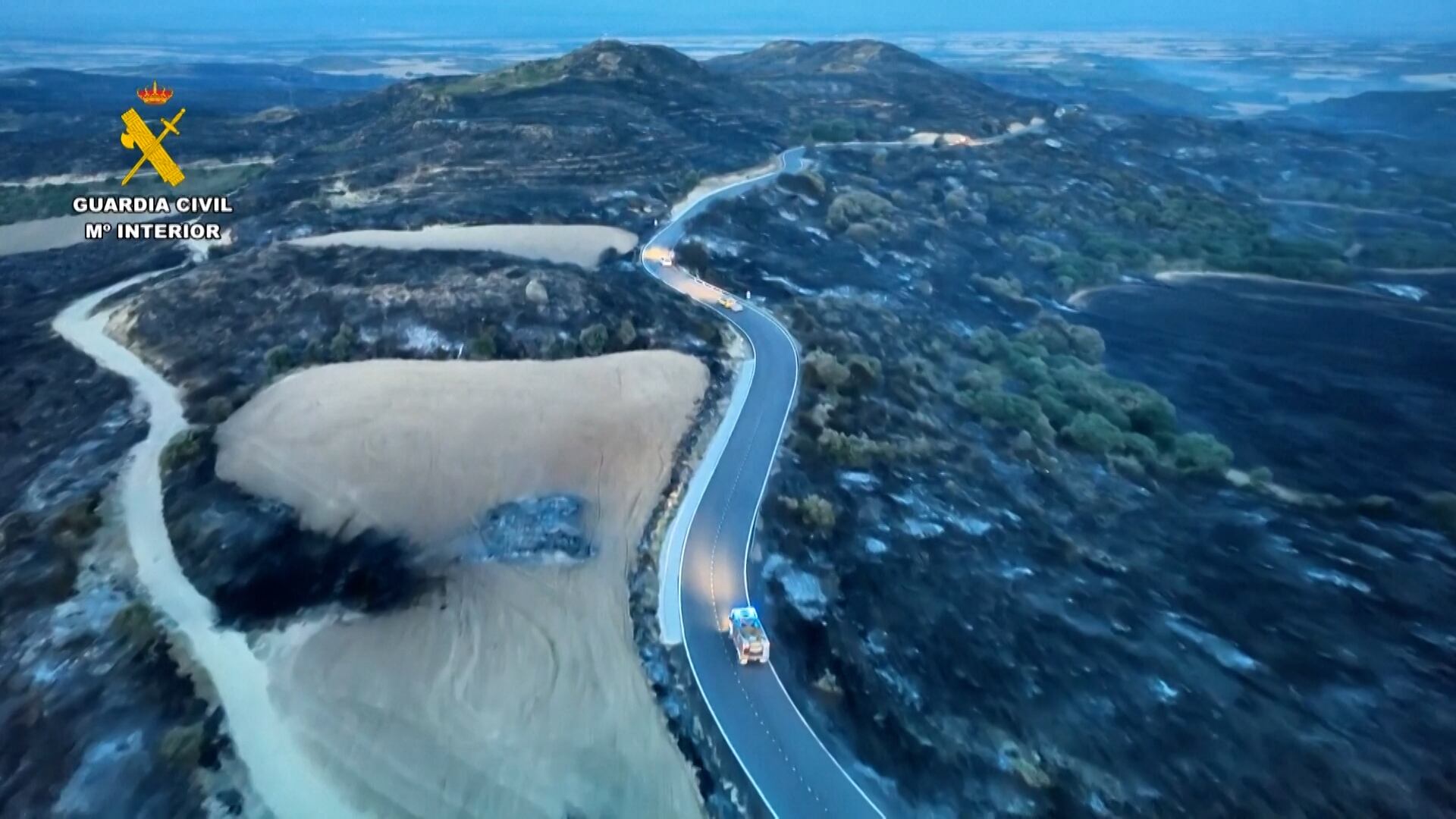 Drones vigilan Orés para detectar focos ocultos tras el incendio