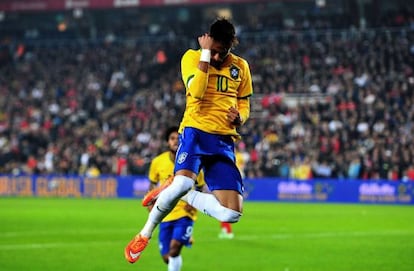 Neymar celebra uno de sus goles a Turqu&iacute;a.