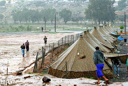 Las lluvias torrenciales en Melilla obligaron a desalojar las tiendas del Ejército que acogen a inmigrantes.