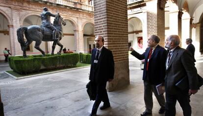 Estatua ecuestre de Franco en un patio de Capitanía General de Valencia, antes de su retirada en 2010.