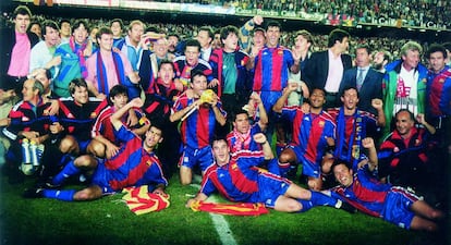 La plantilla del FC Barcelona celebra la conquista del título liguero de la temporada 1993/1994 en el césped del Camp Nou.