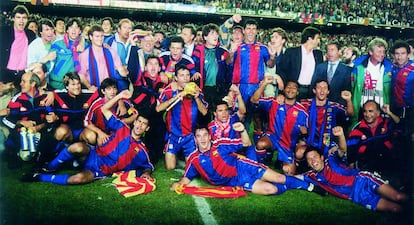 La plantilla del FC Barcelona celebra la conquista del título liguero de la temporada 1993/1994 en el césped del Camp Nou.