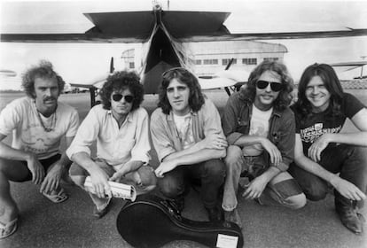 Una fotografía de Los Eagles; Bernie Leadon, Don Henley, Glenn Frey, Don Felder y Randy Meisner.