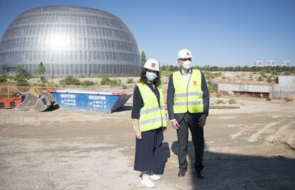 <b>7 de julio.</b> Díaz Ayuso visita los terrenos del futuro Zendal junto con Enrique Ruiz Escudero una semana después del inicio del movimiento de tierras.