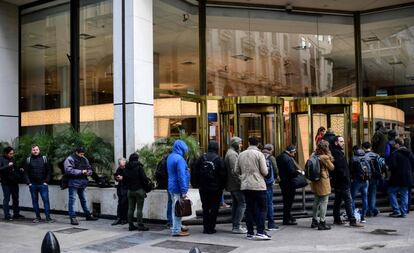 Cola a las puerta de una sucursal bancaria en Buenos Aires (Argentina)