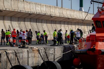 La Cruz Roja ayuda a las personas migrantes a desembarcar, este martes en el puerto de La Estaca.