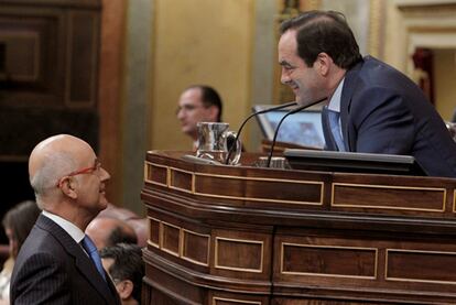 El portavoz de CiU en el Congreso, Josep Antoni Duran i Lleida , charla con el presidente del Congreso, José Bono, durante la sesión de tarde del debate sobre el estado de la nación.