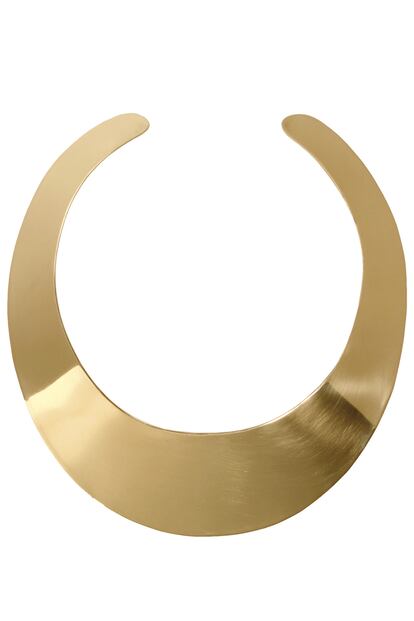 Este collar rígido de color dorado es de C&A y cuesta 12 euros.