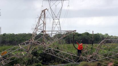 Técnicos reparam rede de transmissão atingida por bomba na periferia de Fortaleza. 