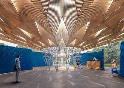 Interior del Pabellón de Francis Kéré para la Serpentine Gallery.