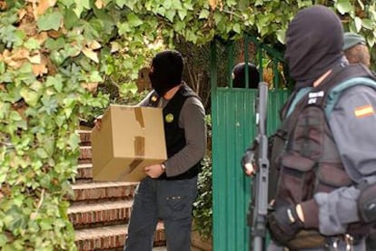 Dos agentes de la la Guardia Civil concluyen el registro de un taller en el barrio granadino de la Cartuja incautándose de diverso material.