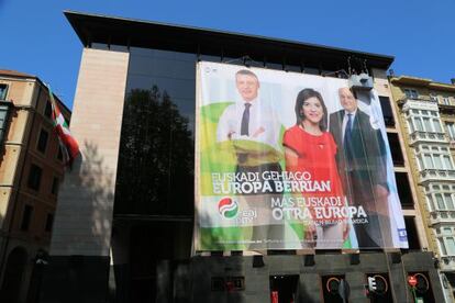 Cartel colocado por el PNV en la sede central de Sabin Etxea, en Bilbao.