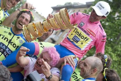 Contador, a hombros de Oleg Tinkov, el due&ntilde;o de su equipo, con el trofeo de ganador del Giro.