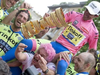 Contador, a hombros de Oleg Tinkov, el due&ntilde;o de su equipo, con el trofeo de ganador del Giro.