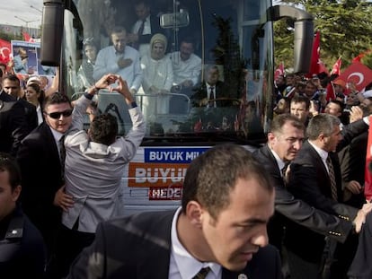 Decenas de personas reciben a Erdogan y a su mujer, Emine (derecha), a su llegada ayer a Ankara