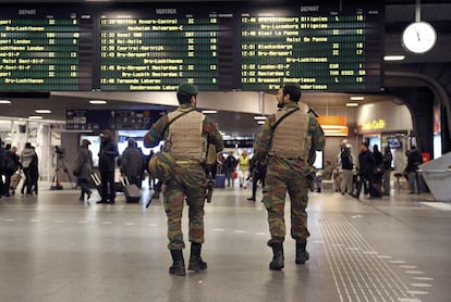 La estación Midi de Bruselas, este sábado, vigilada por soldados.