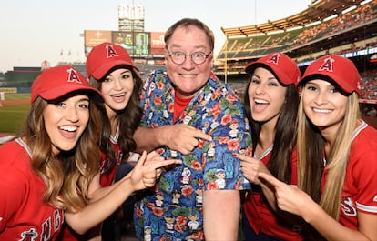 John Lasseter posa con jóvenes un partido de los Chicago White Sox en 2015.