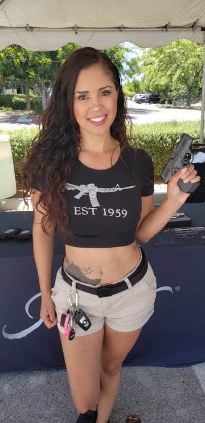 La influencer de 30 años Rita Pearl posa con un arma, en una imagen cedida por ella misma.