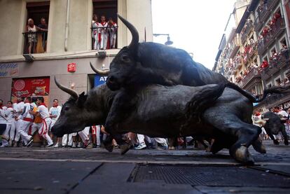 La manada de la ganadería de José Escolar Gil durante el tercer encierro de San Fermín 2016.