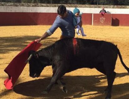 Francisco Rivera i Carmen, la seva filla de cinc mesos.