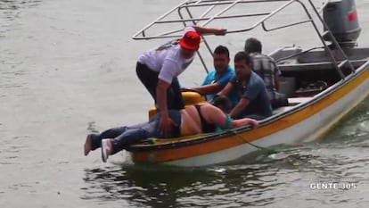 Una persona es rescatada tras el naufragio de un ferry en Guatapé (Colombia), el 25 de junio de 2017.