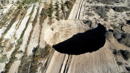 Vista del gran socavón en terrenos de la operación minera de Alcaparrosa de Candelaria, Tierra Amarilla (Chile). El agujero, que continúa expandiéndose, tiene 32 metros de diámetro y 64 de profundidad.