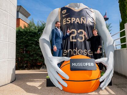 Jorge Garbajosa y Elisa Aguilar, con una camiseta gigante de la selección.