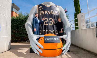 Jorge Garbajosa y Elisa Aguilar, con una camiseta del centenario de la Federación Española.