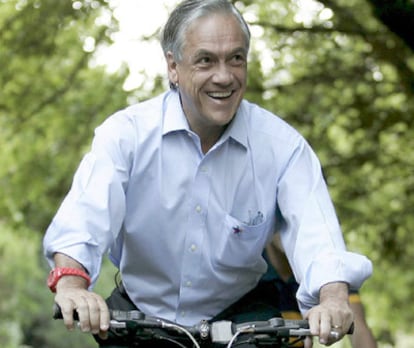 Sebastián Piñera pasea en bicicleta durante la jornada electoral que le auparía a la Presidencia de Chile
