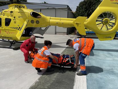 Tres miembros del servicio de asistencia del 061 en Galicia atienden a una persona después de un accidente en carretera el fin de semana pasado.