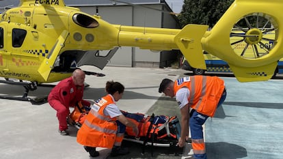 Tres miembros del servicio de asistencia del 061 en Galicia atienden a una persona después de un accidente en carretera el fin de semana pasado.