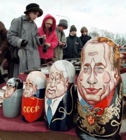 Un puesto de un mercadillo en San Petesburgo (Rusia) con una gran &quot;matrioshka&quot; en la que se representan caricaturas de l&iacute;deres rusos.