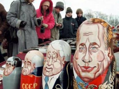 Un puesto de un mercadillo en San Petesburgo (Rusia) con una gran &quot;matrioshka&quot; en la que se representan caricaturas de l&iacute;deres rusos.