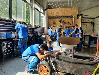 Alumnos de FP de Euskadi trabajar en los coches participantes en el Campeonato Euskelec de vehículos eléctricos.