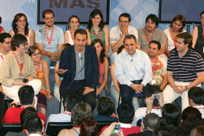 Zapatero, rodeado de jóvenes, en las jornadas celebradas hoy.