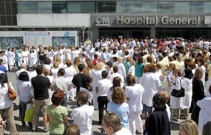 Concentración de trabajadores del Hospital La Paz contra los recortes regionales el pasado 11 de junio.